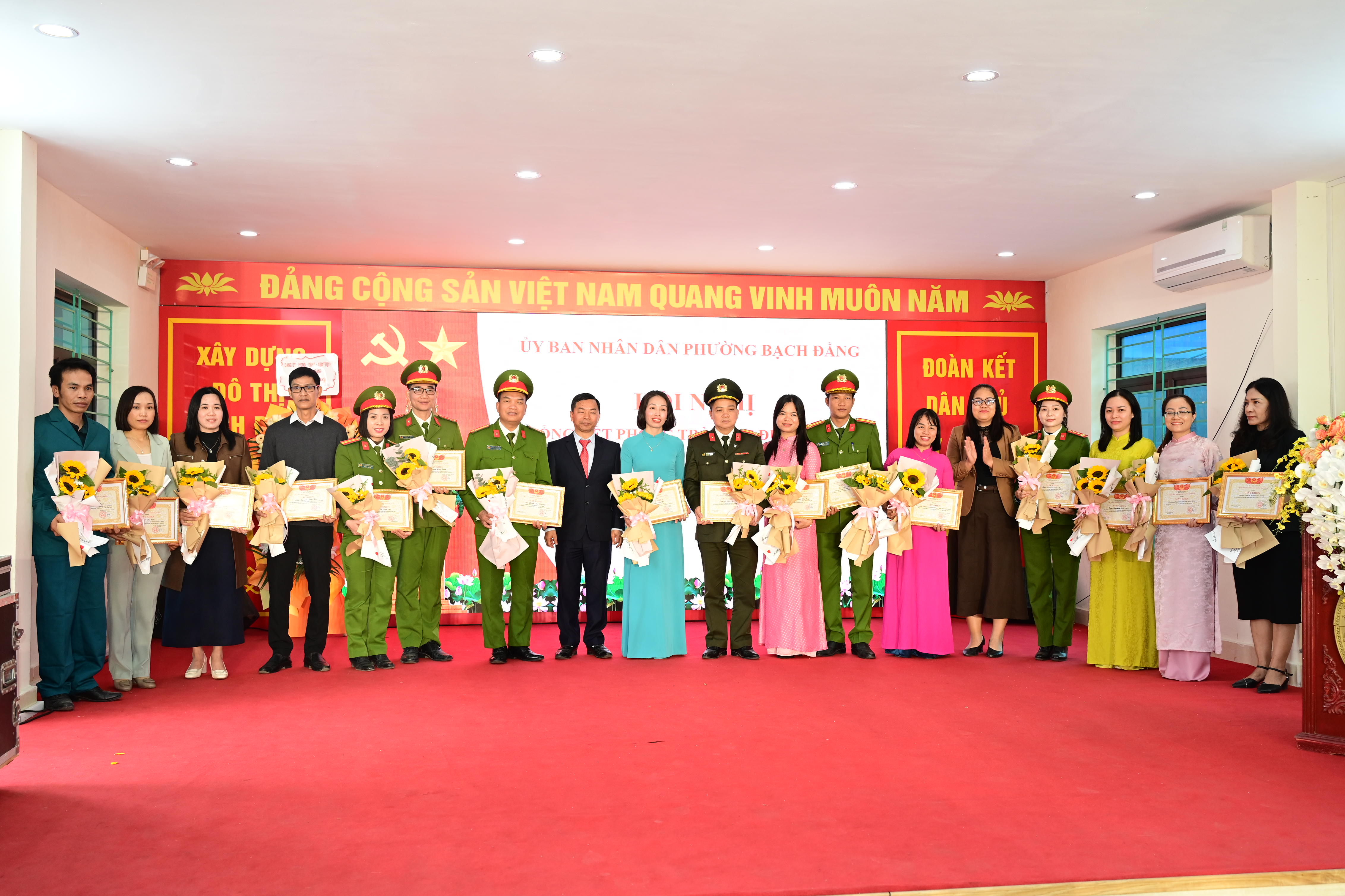 UBND phường Bạch Đằng biểu dương Công an phường và 67 cá nhân xuất sắc trong phong trào “thi đua yêu nước” năm 2025